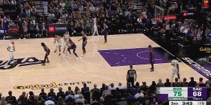 一回合7分！塔图姆进三分还被小萨一级恶犯 绿军球权波津再中三分